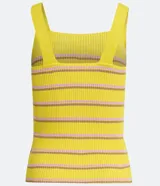 Musculosa de punto color amarillo con rayas horizontales rosas y marrones, escote cuadrado y textura acanalada.