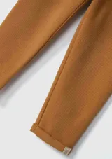 Pantalón de jogging celeste con textura acanalada, cintura elástica y bolsillos laterales.