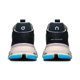 Championes negros de la marca On Running, modelo Cloudnova 2, con detalles en celeste y suela color crema.