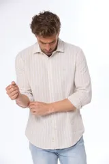 Camisa de lino color beige con rayas verticales blancas, corte slim fit y mangas largas.