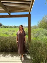 Vestido largo azul marino de lino italiano, con escote en V, mangas cortas y bolsillos laterales.