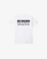Remera blanca de algodón con estampado en el pecho con el logo de Obey Worldwide y nombres de ciudades.