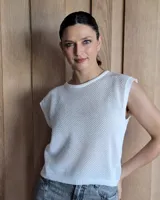 Musculosa blanca de tejido calado con cuello redondo y sisas amplias.