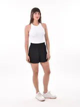 Short de tela color beige con cintura elástica.
