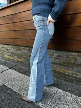 Pantalón de jean celeste de corte wide leg con diseño combinado de dos tonos de denim.