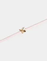 Gargantilla choker de terciopelo rosa con dije de mariposa dorada y cierre de mosquetón.