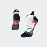 Par de medias tobilleras (tab) con diseño estampado floral sobre fondo blanco, combinando secciones negras con rayas horizontales y detalles en rojo y verde.