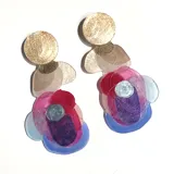Pendientes de diseño artístico con formas orgánicas en múltiples colores, destacando el brillo y la variedad.