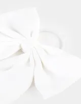 Gomita elástica para el pelo con moño de satén blanco.