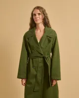 Abrigo verde militar envolvente con cuello ancho, mangas largas solapadas y cinturón de lazo.