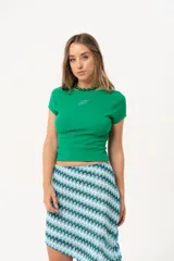 Remera verde de morley suave y elastizado, con calce al cuerpo y cuello redondo. Tiene un pez bordado en el frente.