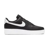 Zapatillas Nike Air Force 1 '07 de cuero negro con detalles en blanco, suela de goma blanca y perforaciones en la puntera.
