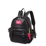 Mochila negra de cuero sintético con correas ajustables, cierre superior con doble cremallera y bolsillo frontal con hebillas decorativas. Tiene un parche con el logo de Las Oreiro y un dije colgante con la palabra "Love".