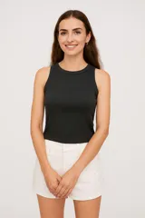 Musculosa negra de algodón con breteles anchos, corte al cuerpo y cuello redondo.