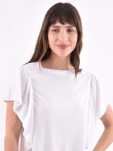 Remera blanca de mangas cortas con volados.