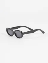Lentes de sol negros con montura curva y filtro de protección UV 400.