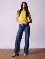 Buzo amarillo tejido en hilado fino, con cuello redondo y mangas cortas.