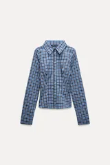 Camisa entallada de cuello solapa y manga larga con estampado de cuadros azules y negros.