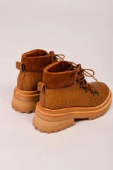 Borcegos marrones de cuero con textura símil cocodrilo, caña media con detalle de gamuza en la parte superior, cordones marrones y suela track.