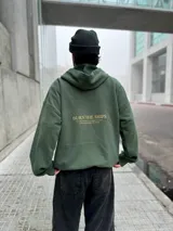 Hoodie verde militar de felpa con frisa gruesa, corte boxy, estampado dorado en la espalda con la frase "BURN THE SHIPS" y terminaciones de calidad superior.