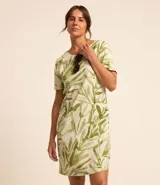 Vestido corto tipo t-shirt de viscolino con cuello redondo, mangas cortas y estampado de follaje.