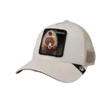Gorra de béisbol Goorin Bros. color beige con paneles de malla en la parte trasera. Presenta un parche bordado con la imagen de un oso y la palabra "Murder" en el panel frontal.