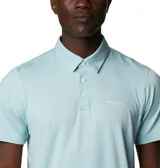 Polo de hombre Columbia Tech Trail, color blanco, de manga corta, con logo bordado en el pecho. Confeccionada en tejido hidroabsorbente Omni-Wick™ con elastano.