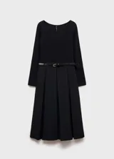 Vestido midi de corte evasé, con cuello escotado, mangas largas y cinturón decorativo.
