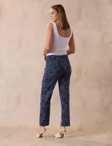 Pantalón recto de gabardina elastizada con estampado floral multicolor. Pretina ancha elastizada. Marca Zac & Rachel.