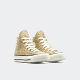 Championes Converse Chuck 70 de caña alta, color dorado brillante con glitter. Cierre con cordones blancos y suela de goma blanca con líneas negras.