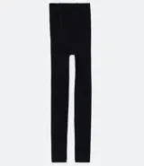 Media legging de fleece color negro, sin estampa y con pie abierto.