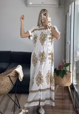 Vestido camisero largo negro con estampado de flores blancas y cinto incluido.