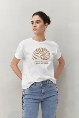 Remera blanca de manga corta con estampado de una concha marina y la frase "ocean breeze, mind at ease" en color marrón.