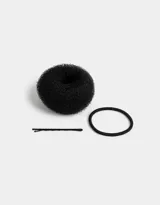 Set de accesorios para el pelo color negro, incluye una dona para moño, cuatro gomitas elásticas y cuatro horquillas.