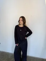 Remera negra de jersey de algodón, corte holgado, mangas largas y bordado con logo en el frente.