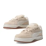 Championes Puma Park Luna SD de gamuza negra con detalles en blanco y suela de goma color caramelo.