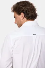 Camisa azul marino de manga larga con bolsillo en el pecho, confeccionada en algodón.