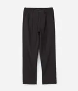Pantalón de vestir marrón oscuro, de corte loose, con pliegues, bolsillos laterales y traseros.
