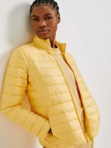 Campera puffer color amarillo con cierre frontal y cuello alto.