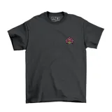 Remera gris de algodón con cuello redondo y estampado pequeño en el pecho con un logo geométrico en verde y fucsia.