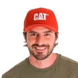 Gorro de gabardina color naranja con logo CAT bordado en blanco en el frente. Tiene visera curva y tira trasera ajustable con hebilla metálica.