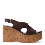 Sandalia de plataforma alta con base de corcho, capellada de tiras cruzadas de gamuza color beige y pulsera ajustable con hebilla metálica dorada.