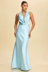 Vestido largo de satén celeste con escote halter y espalda descubierta.