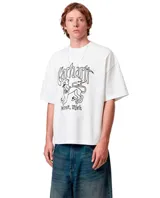 Camiseta blanca de manga corta con cuello redondo. Presenta un estampado gráfico en negro que incluye el logo de Carhartt y una figura de un león estilizado con el texto "Detroit, Mich" debajo.