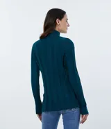 Suéter de punto color verde petróleo, con cuello alto y mangas largas. Tejido acanalado.
