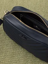 Bandolera negra con correa larga regulable y diseño acolchado en forma de V.