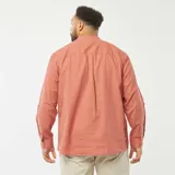 Camisa de manga larga color salmón con cuello mao y bolsillo en el pecho.