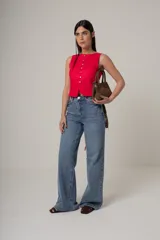 Top rojo sin mangas con botones frontales.
