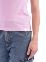 Remera blanca de algodón con cuello redondo y mangas cortas.