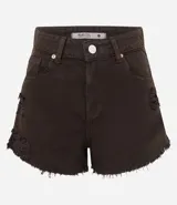 Short de sarga color blanco, modelo slim, con trabillas en la cintura, bolsillos, cierre delantero con botón y cremallera, y terminación deshilachada.